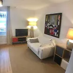 Center 2 Steps From The Cozy And Renovated! *